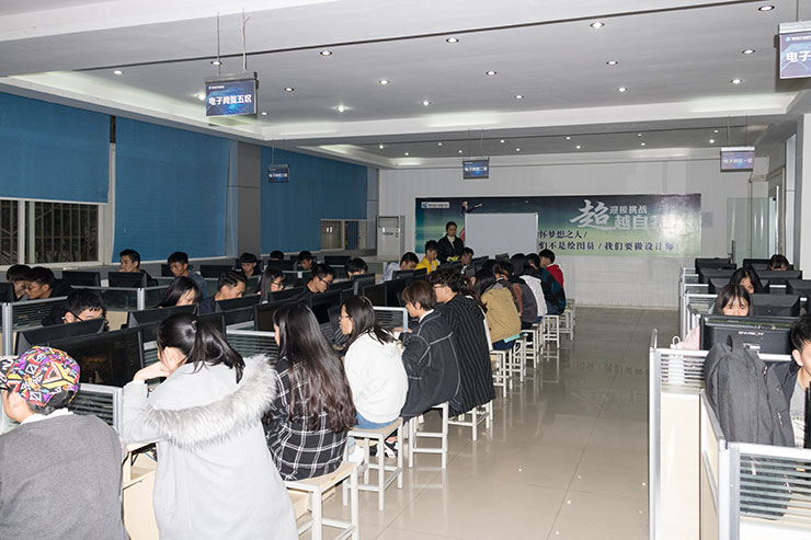 天氣涼，四川新華技能大賽火熱舉辦，學(xué)子露鋒芒