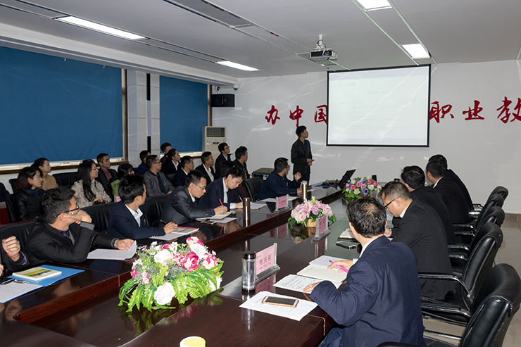 我院舉辦畢業(yè)生答辯會(huì)，隆重邀請(qǐng)家長(zhǎng)前來(lái)旁聽(tīng)