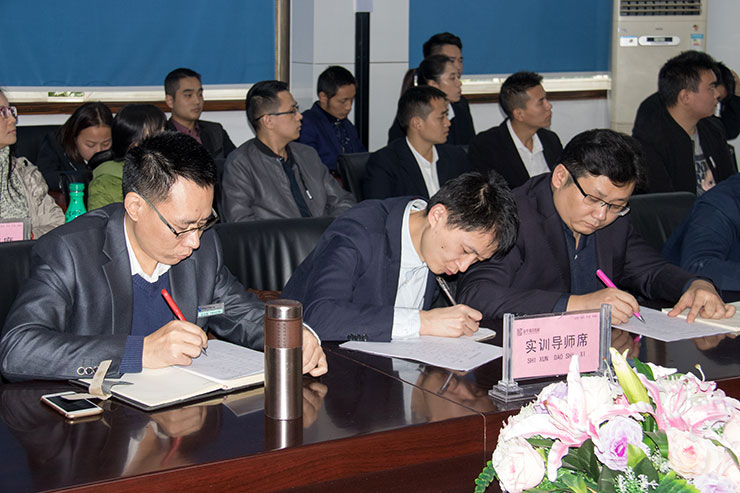 我院舉辦畢業(yè)生答辯會(huì)，隆重邀請(qǐng)家長(zhǎng)前來(lái)旁聽(tīng)