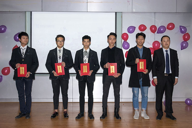 四川新華電腦學(xué)院感恩節(jié)匯報(bào)表彰大會(huì)溫情舉行