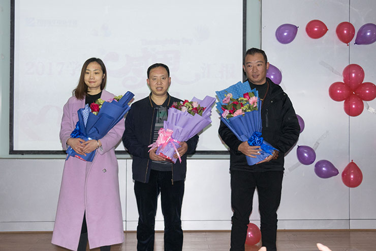 四川新華電腦學(xué)院感恩節(jié)匯報(bào)表彰大會(huì)溫情舉行