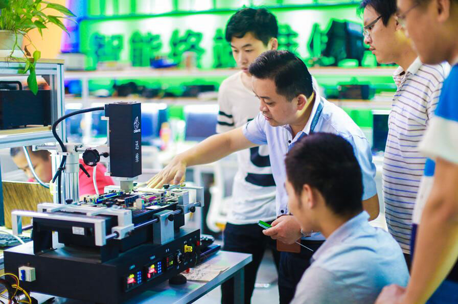 百度Moments營銷盛典揭秘，新華教育集團榮登品牌數(shù)字資產(chǎn)榜首