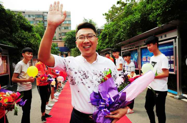 百度Moments營銷盛典揭秘，新華教育集團榮登品牌數(shù)字資產(chǎn)榜首