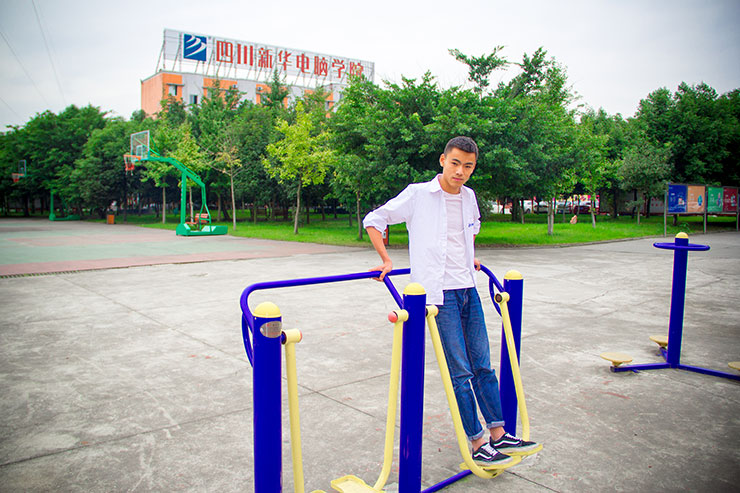 來(lái)到四川新華，我感覺(jué)世界充滿(mǎn)了陽(yáng)光