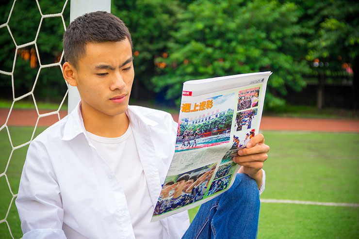 來(lái)到四川新華，我感覺(jué)世界充滿(mǎn)了陽(yáng)光