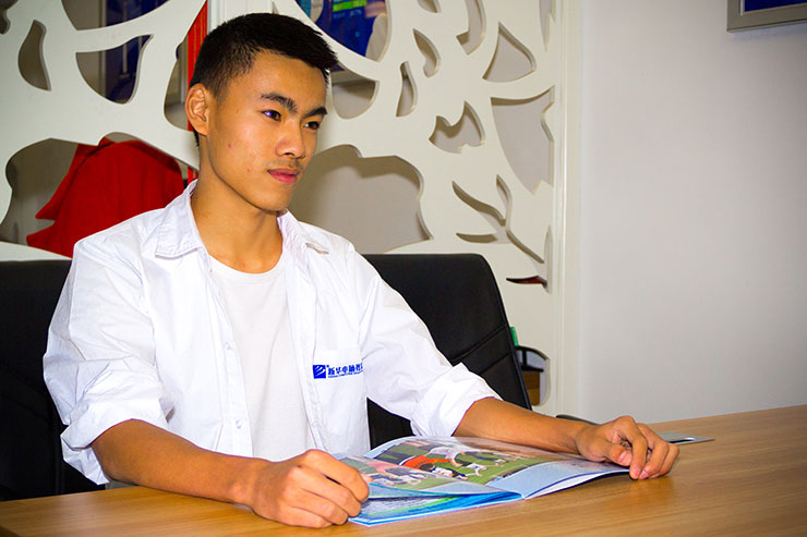 來(lái)到四川新華，我感覺(jué)世界充滿(mǎn)了陽(yáng)光