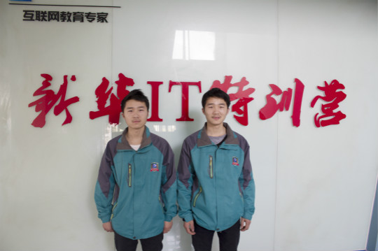 雙胞胎兄弟夢(mèng)圓新華