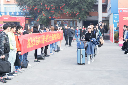 學(xué)院成功舉辦歡送2018級畢業(yè)生赴上海德絢科技就業(yè)儀式