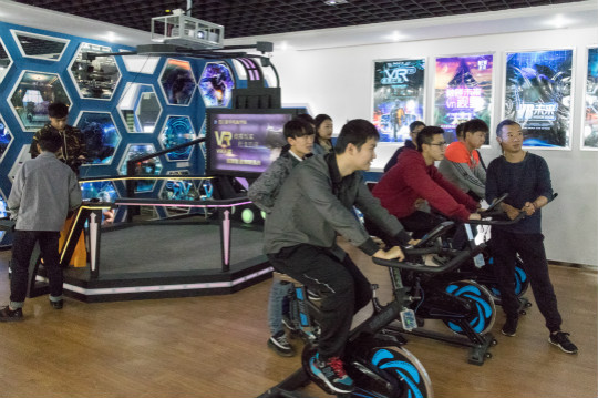 VR體驗，智能科技盛宴獲學(xué)子熱捧