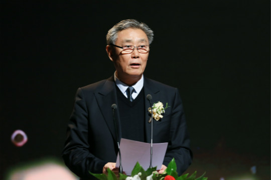 榮耀盛典，新華教育集團(tuán)常務(wù)副總裁許紹兵再獲殊榮！