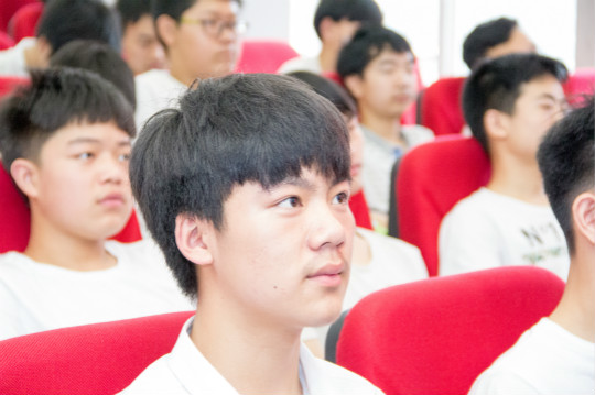 四川新華與集團(tuán)一起見(jiàn)證2018新華互聯(lián)網(wǎng)科技新專(zhuān)業(yè)發(fā)布會(huì)