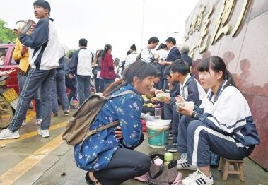 高考倒計時！莫言送考：這里從來都不是一個人的戰(zhàn)場