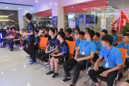 四川新華電腦學(xué)院電競專業(yè)開課了！《老師來了》為學(xué)院添磚加瓦