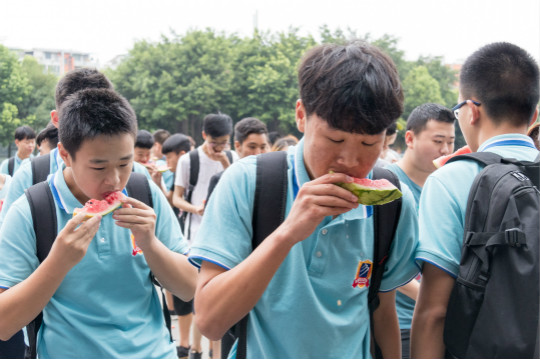 西瓜紅了，四川新華學(xué)子盡顯“吃貨”本能