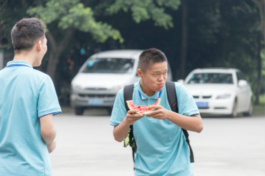 西瓜紅了，四川新華學(xué)子盡顯“吃貨”本能