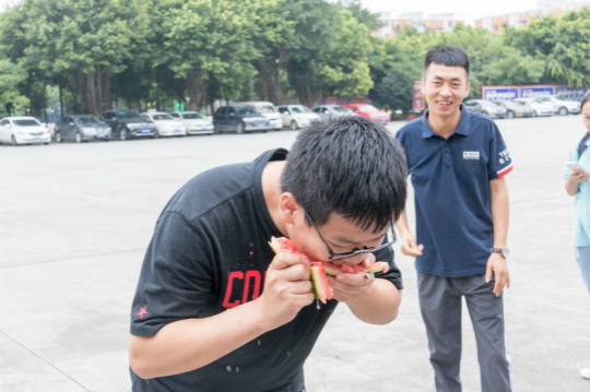 西瓜紅了，四川新華學(xué)子盡顯“吃貨”本能