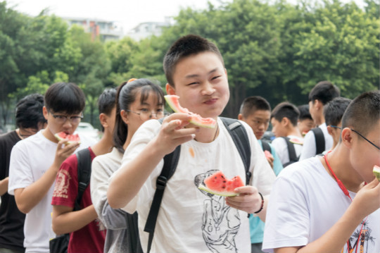 西瓜紅了，四川新華學(xué)子盡顯“吃貨”本能