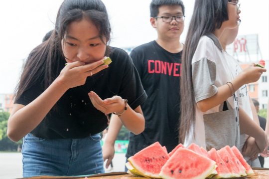 西瓜紅了，四川新華學(xué)子盡顯“吃貨”本能