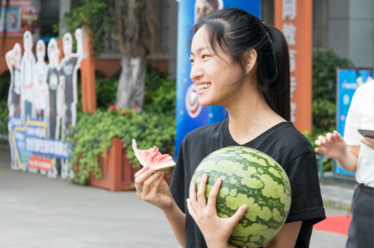 西瓜紅了，四川新華學(xué)子盡顯“吃貨”本能