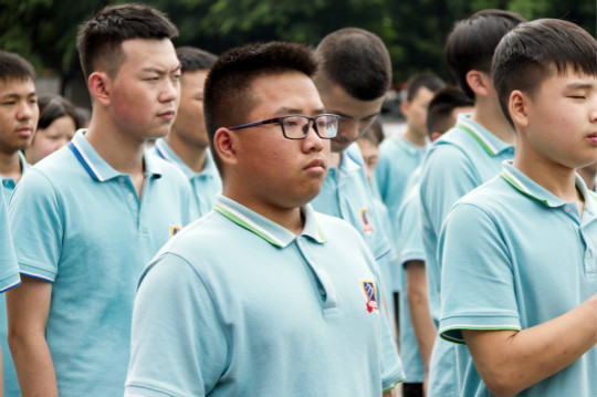 春風(fēng)十里不如你，新生軍訓(xùn)歡樂(lè)多  