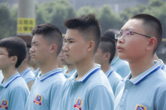 春風(fēng)十里不如你，新生軍訓(xùn)歡樂(lè)多  