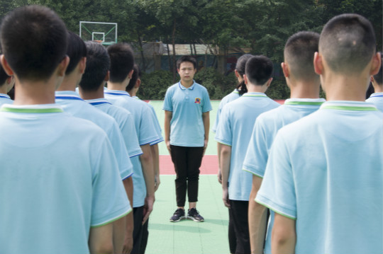 春風(fēng)十里不如你，新生軍訓(xùn)歡樂(lè)多  