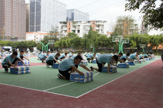 春風(fēng)十里不如你，新生軍訓(xùn)歡樂(lè)多  