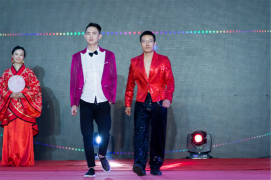 展新華學子風采.逐新華夢想四川新華T臺秀拉開帷幕