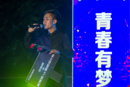 展新華學子風采.逐新華夢想四川新華T臺秀拉開帷幕