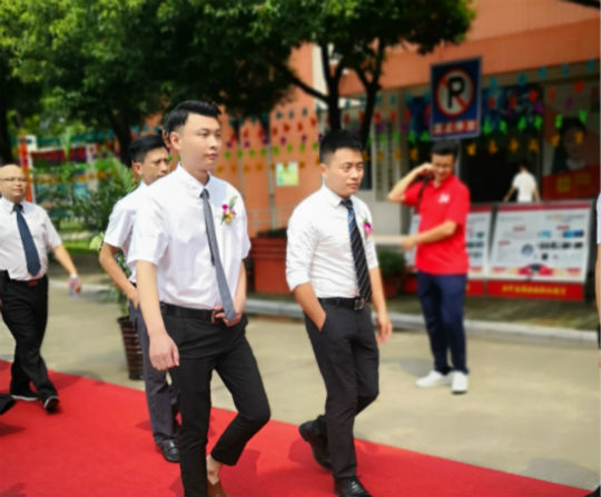 四川新華杰出校友黃鵬榮獲榜樣先鋒獎