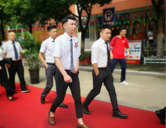 四川新華杰出校友黃鵬榮獲榜樣先鋒獎