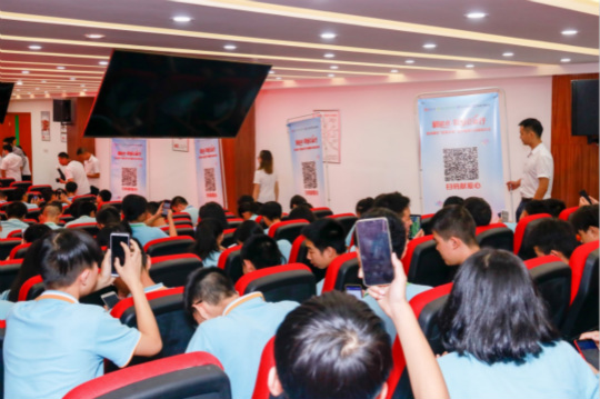 四川新華攜手騰訊公益 助力學子實現(xiàn)IT夢想