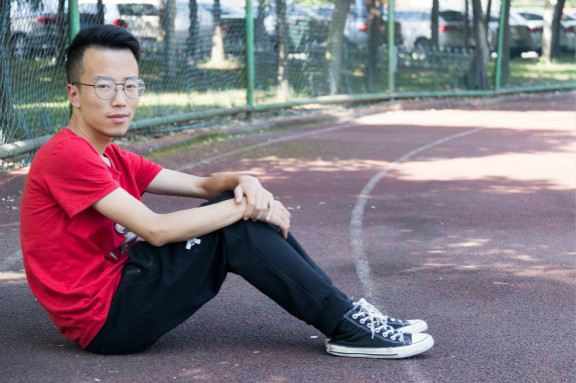 不安現(xiàn)狀，社會闖蕩十年，選擇新華重新出發(fā)