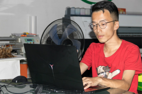 不安現(xiàn)狀，社會闖蕩十年，選擇新華重新出發(fā)