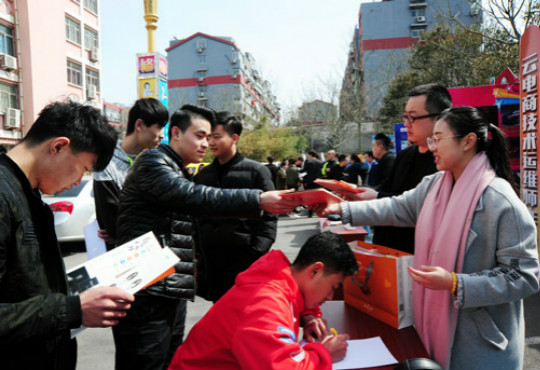 四川新華電腦學(xué)院雙選會“搶人大戰(zhàn)”即將盛大開啟