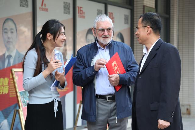 加拿大著名國(guó)際設(shè)計(jì)大師皮埃爾博士來新華交流講學(xué)