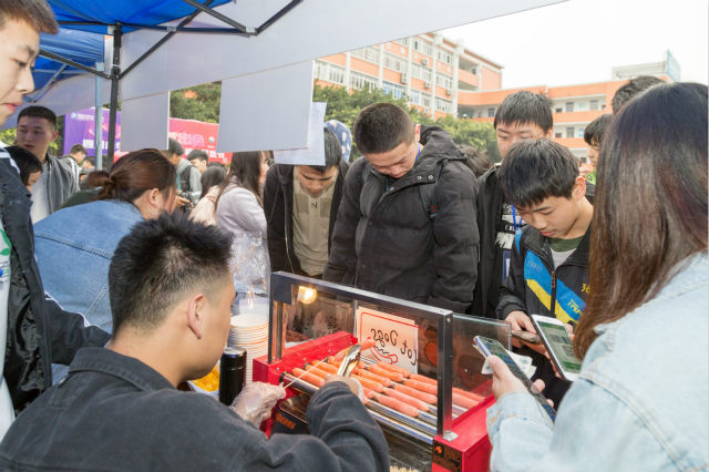 越專業(yè)越出色|四川新華電腦學院雙十一校內展賣會活力全開