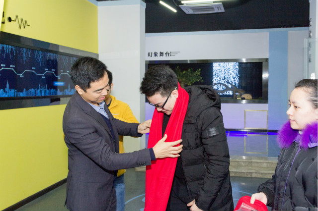 四川新華走進(jìn)企業(yè) 畢業(yè)生暖心慰問(wèn)回訪