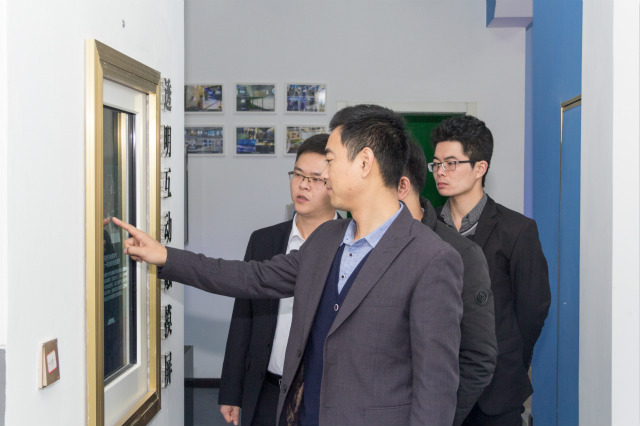 四川新華走進(jìn)企業(yè) 畢業(yè)生暖心慰問(wèn)回訪