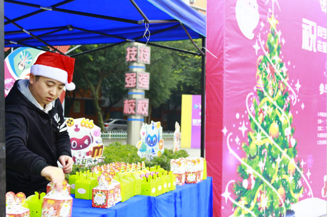 四川新華圣誕狂歡活動，600斤蘋果大派送