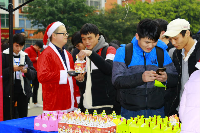 四川新華圣誕狂歡活動，600斤蘋果大派送