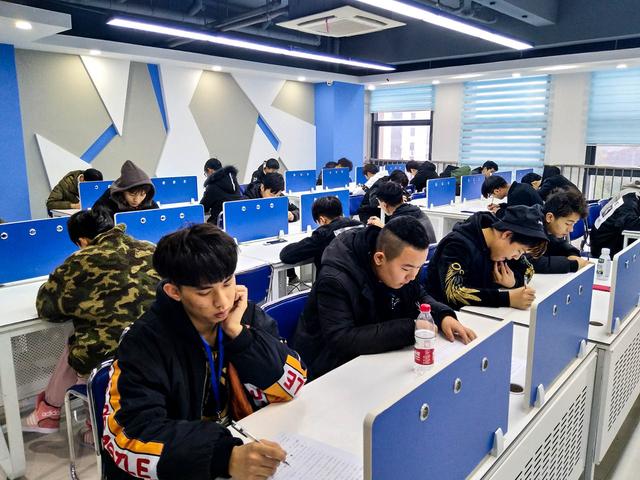 理實結(jié)合，新華學(xué)子展現(xiàn)專業(yè)電競風(fēng)采！