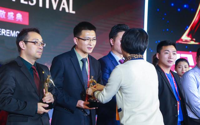 第八屆公益節(jié)頒獎(jiǎng)盛典 新華互聯(lián)網(wǎng)科技榮膺2018年度責(zé)任品牌獎(jiǎng)