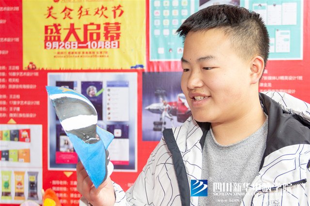 看臉時代的零零后，如何擺脫枷鎖、負重前行