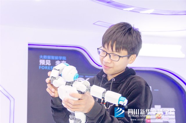 看臉時代的零零后，如何擺脫枷鎖、負重前行