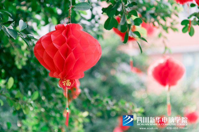 看臉時代的零零后，如何擺脫枷鎖、負重前行