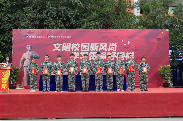 赴一場(chǎng)青春與迷彩的美麗邂逅！四川新華軍訓(xùn)匯演