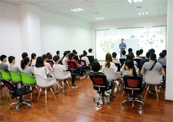 技能+學(xué)歷！職校生為何在就業(yè)市場越來越受歡迎