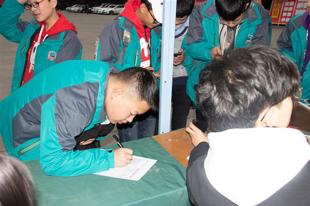 我想高薪就業(yè)，零基礎(chǔ)的初中生現(xiàn)在學(xué)還晚不晚？