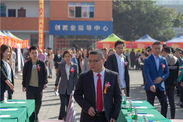 四川新華春季大型人才雙選會(huì)圓滿(mǎn)舉行
